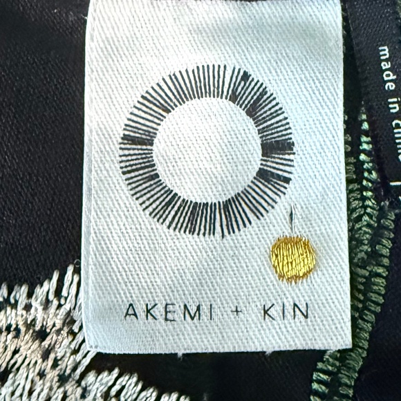 AKEMI + KIN Women’s V-Neck Embroidered Floral Oversized Top (Size XS/S) - Picture 14 of 15